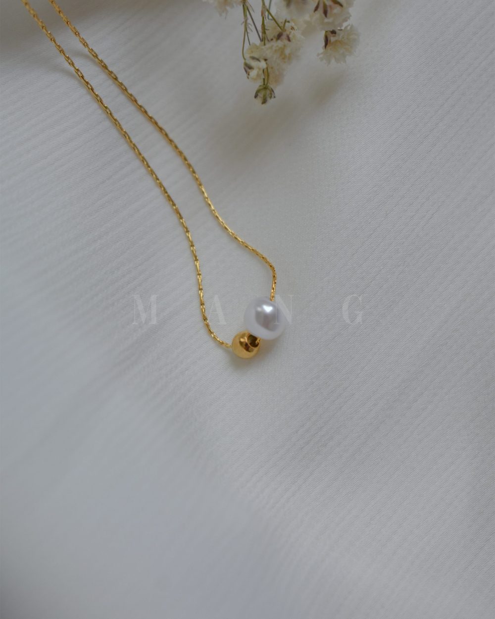 گردنبند طرح گوی و مروارید