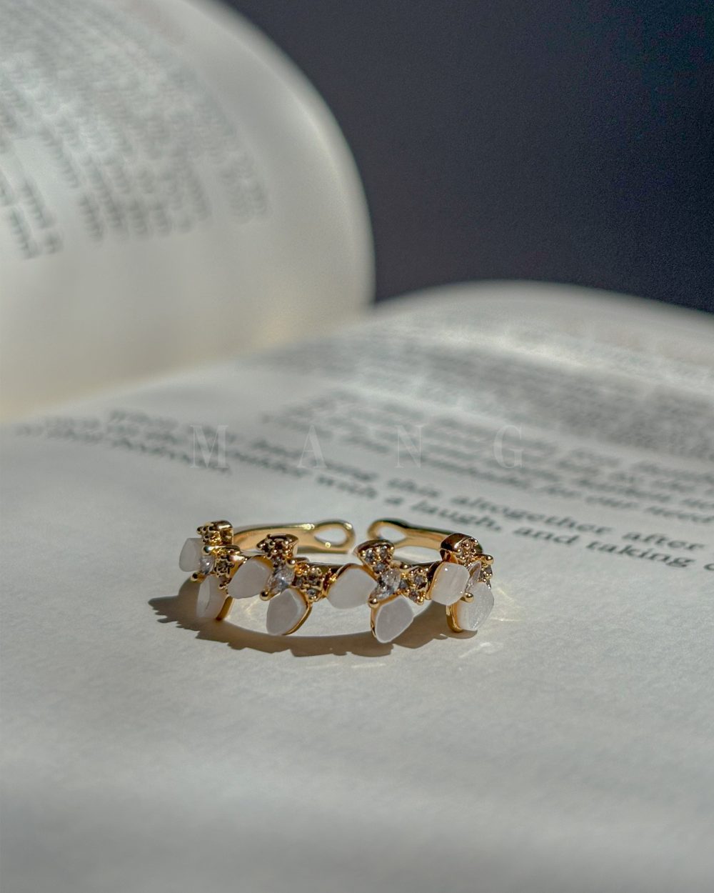 انگشتر پروانه صدفی – ساخته‌شده از صدف طبیعی و آبکاری رادیوم درجه یک