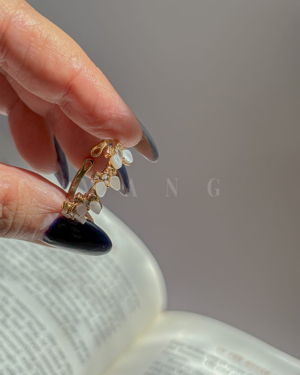 انگشتر پروانه صدفی – ساخته‌شده از صدف طبیعی و آبکاری رادیوم درجه یک