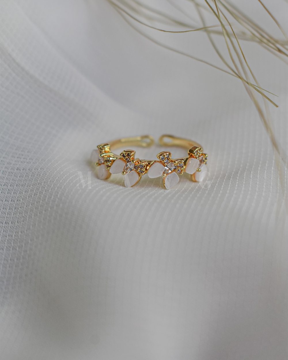 انگشتر پروانه صدفی – ساخته‌شده از صدف طبیعی و آبکاری رادیوم درجه یک