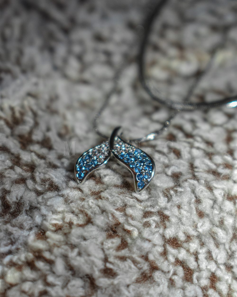 گردنبند طرح وال فیروزه‌ای