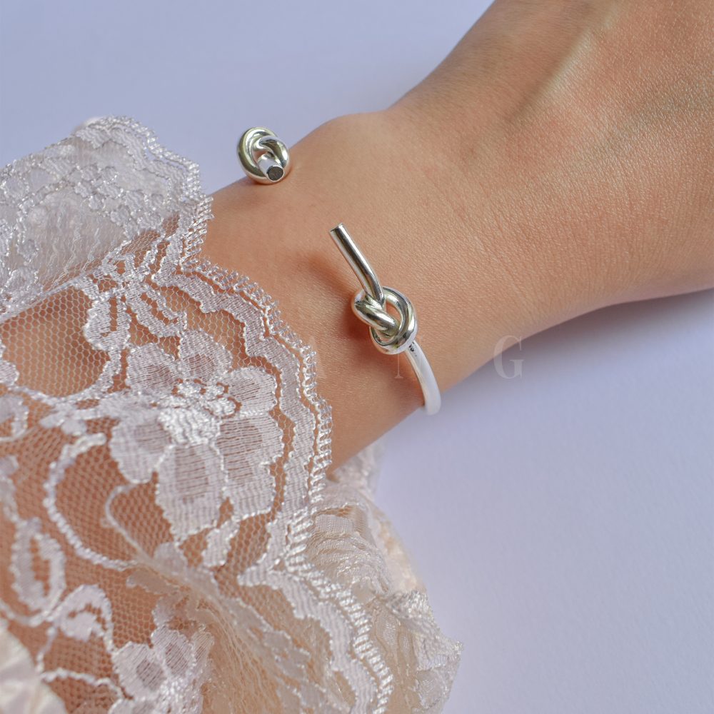 بنگل گره دوبل – نماد پیوند، قدرت و استایل ساده‌ی خاص