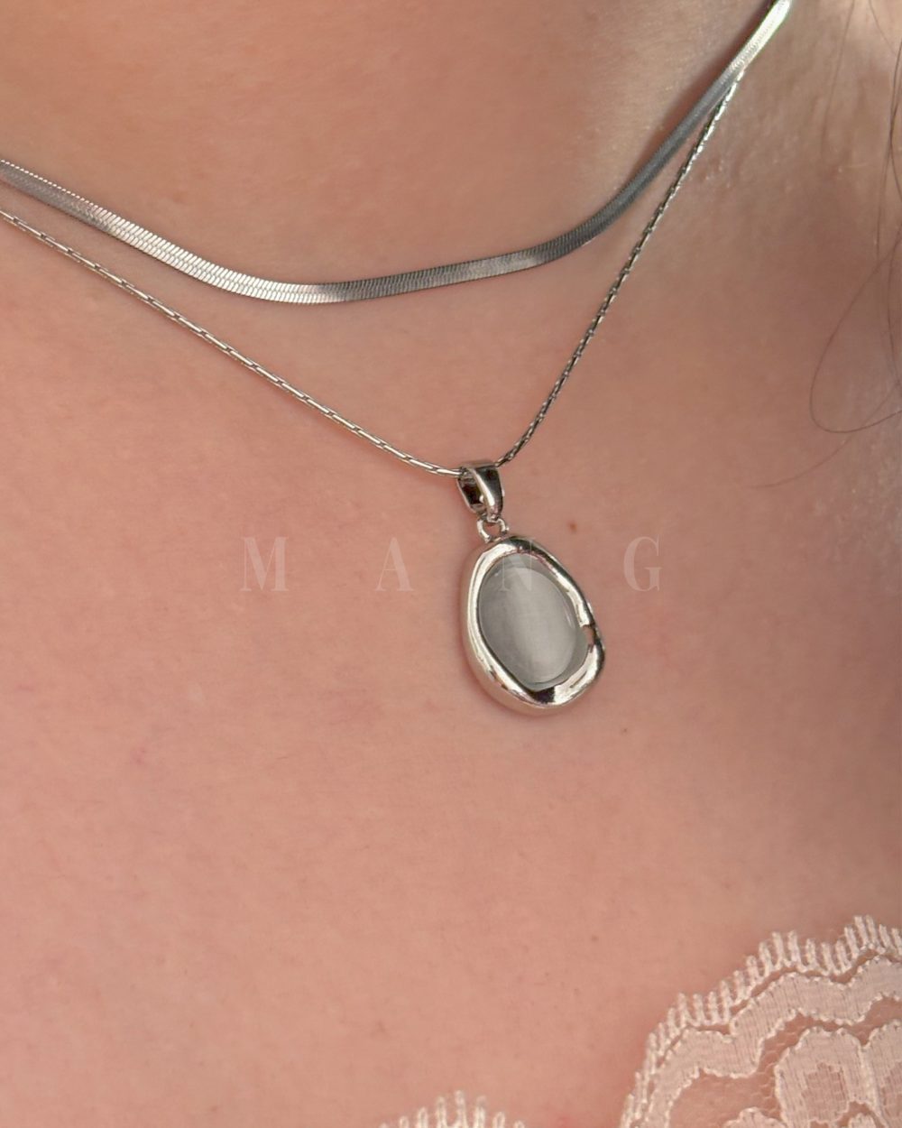 گردنبند ماه خاکستری – استیل ضدحساسیت، رنگ ثابت