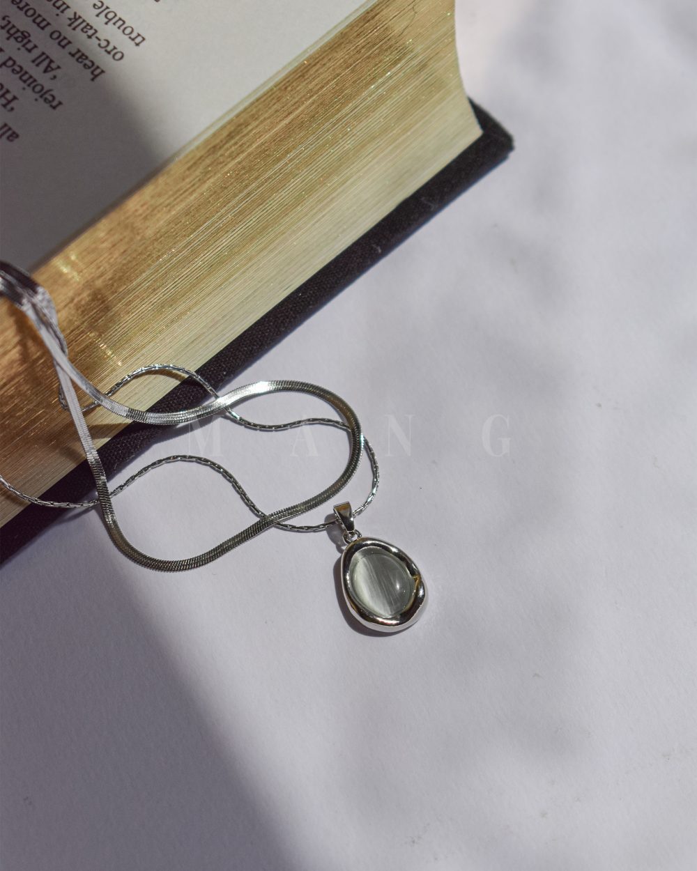 گردنبند ماه خاکستری – استیل ضدحساسیت، رنگ ثابت