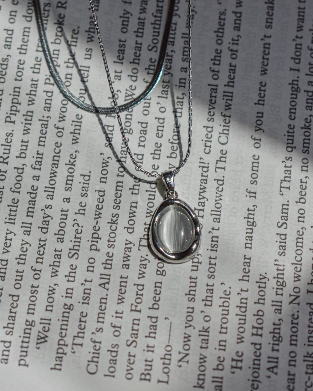 گردنبند ماه خاکستری – استیل ضدحساسیت، رنگ ثابت