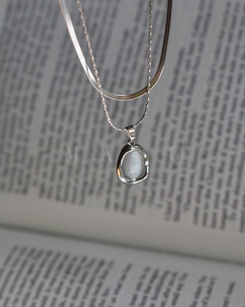 گردنبند ماه خاکستری – استیل ضدحساسیت، رنگ ثابت