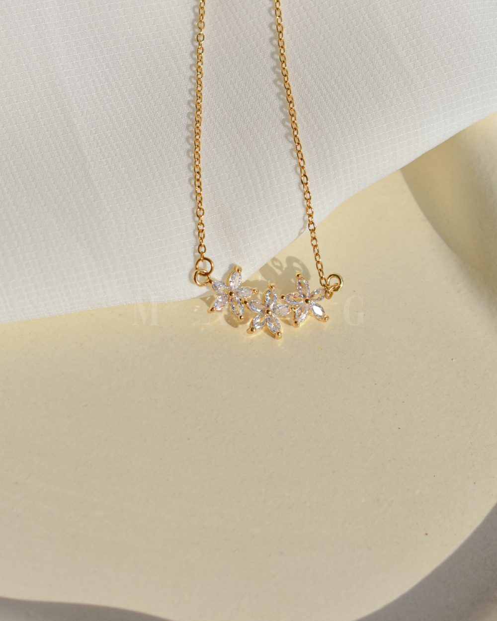 گردنبند شکوفه کریستالی